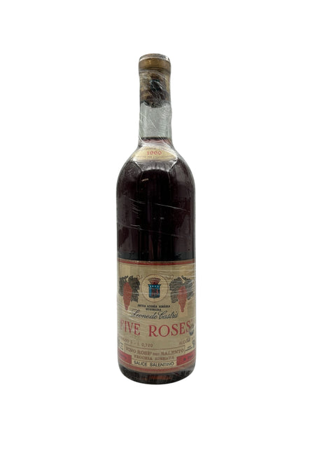 Bouteille de vin rosé Cinq Roses Leone de Castris 1960 avec étiquette