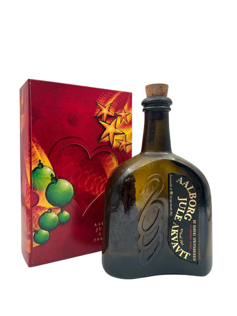 Bouteille d'Akvavit de Noël d'Aalborg à côté d'une boîte cadeau