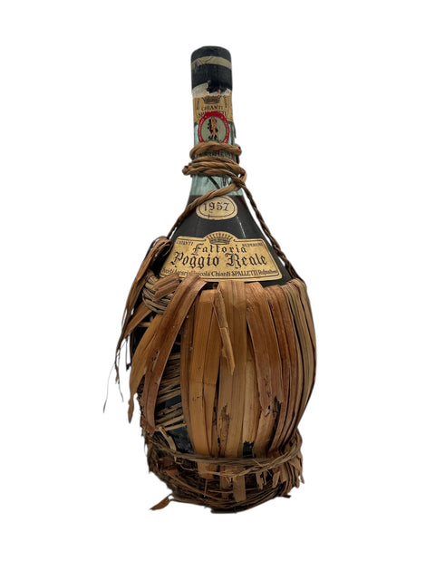 Chianti Classico vintage 1957 de Fattoria Poggio Reale dans un panier en osier