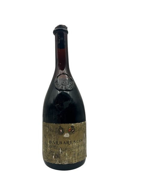 Bouteille de vin Barbaresco de 1975 avec étiquette usée