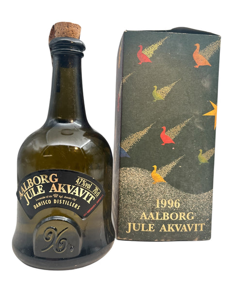 Bouteille d'Aalborg Jule Akvavit 1996 à côté d'une boîte cadeau