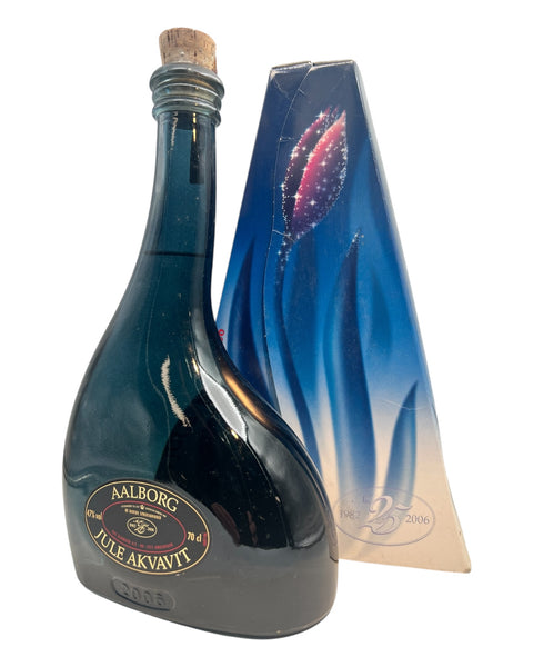 Bouteille d'Aalborg Jule Akvavit 2006 dans un emballage élégant
