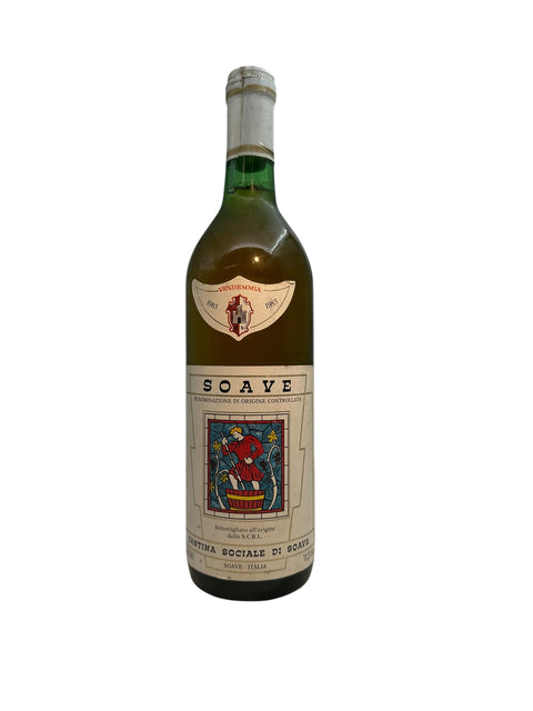 Une bouteille de vin blanc Soave de Cantina Sociale millésime 1963