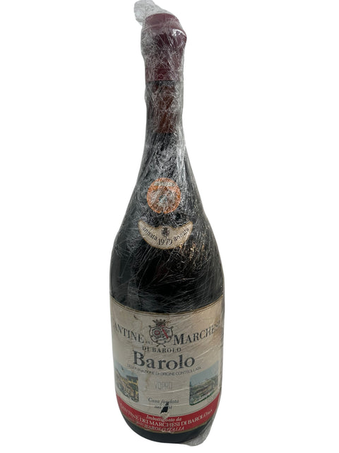 Bouteille de Barolo Marchesi di Barolo 1979 enveloppée dans du plastique