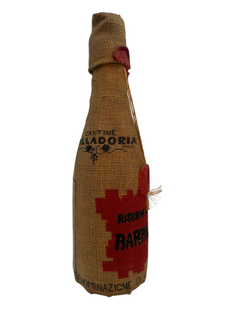 Bouteille de Barbaresco Cantina Villadoria 1975 enveloppée dans un sac en jute