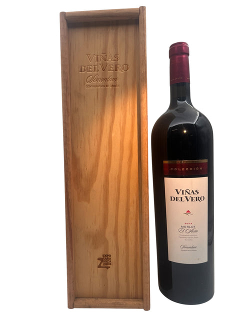 Vin rouge Viñas del Vero dans une caisse en bois, millésime 2004