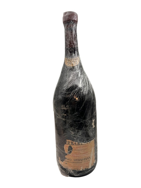 Bouteille de vin rouge Barbaresco Rosso Sebastian 1971 enveloppée dans du plastique