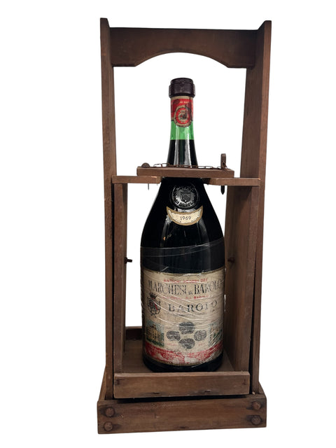 Bouteille de Barolo 1969 de Marchesi di Barolo dans une caisse en bois