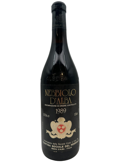Bouteille de vin rouge Nebbiolo D'Alba 1989